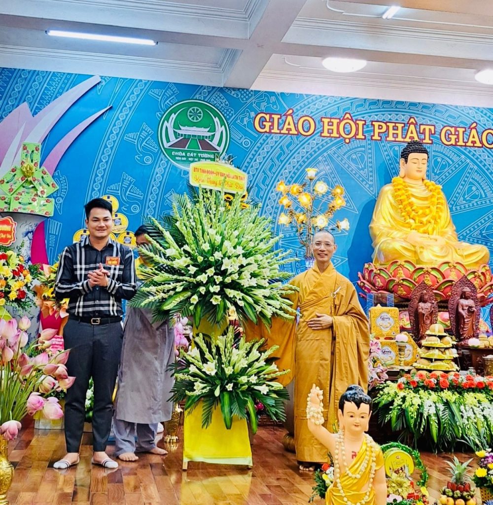 Ban Thường vụ Tỉnh đoàn – Ủy ban Hội Liên hiệp Thanh niên Việt Nam tỉnh Phú Thọ thăm, chúc mừng Chùa Cát Tường nhân dịp tổ chức Đại lễ Phật đản năm 2023