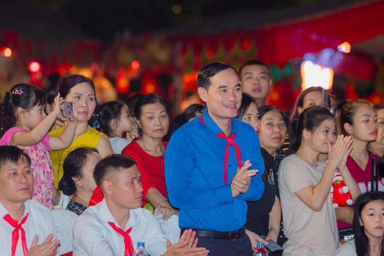 TỈNH ĐOÀN PHÚ THỌ, CLB TƯ VẤN, TRỢ GIÚP TRẺ EM TỈNH VÀ UBND PHƯỜNG HÒA BÌNH TỔ CHỨC “ĐÊM HỘI TRĂNG RẰM TRÊN SÔNG ĐÀ”