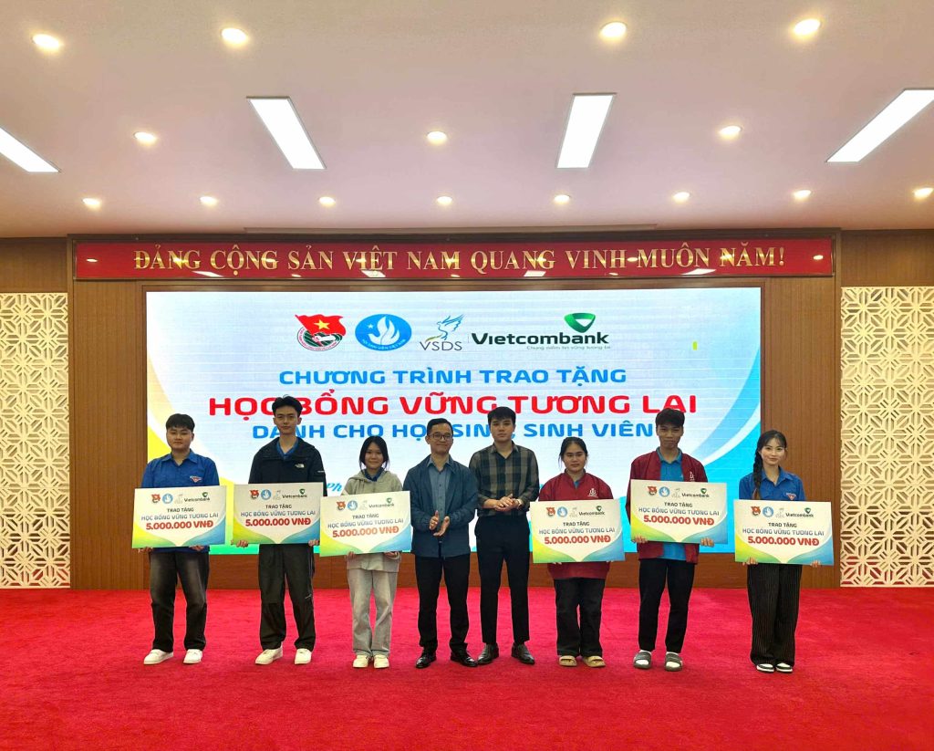 TRAO TẶNG HỌC BỔNG VỮNG TƯƠNG LAI CHO HỌC SINH, SINH VIÊN TỈNH PHÚ THỌ