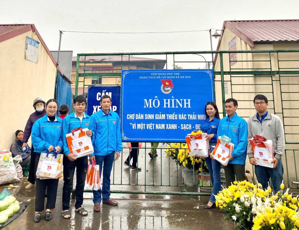 TỈNH ĐOÀN TRIỂN KHAI MÔ HÌNH “CHỢ DÂN SINH GIẢM THIỂU RÁC THẢI NHỰA” TẠI XÃ HẠ HOÀ