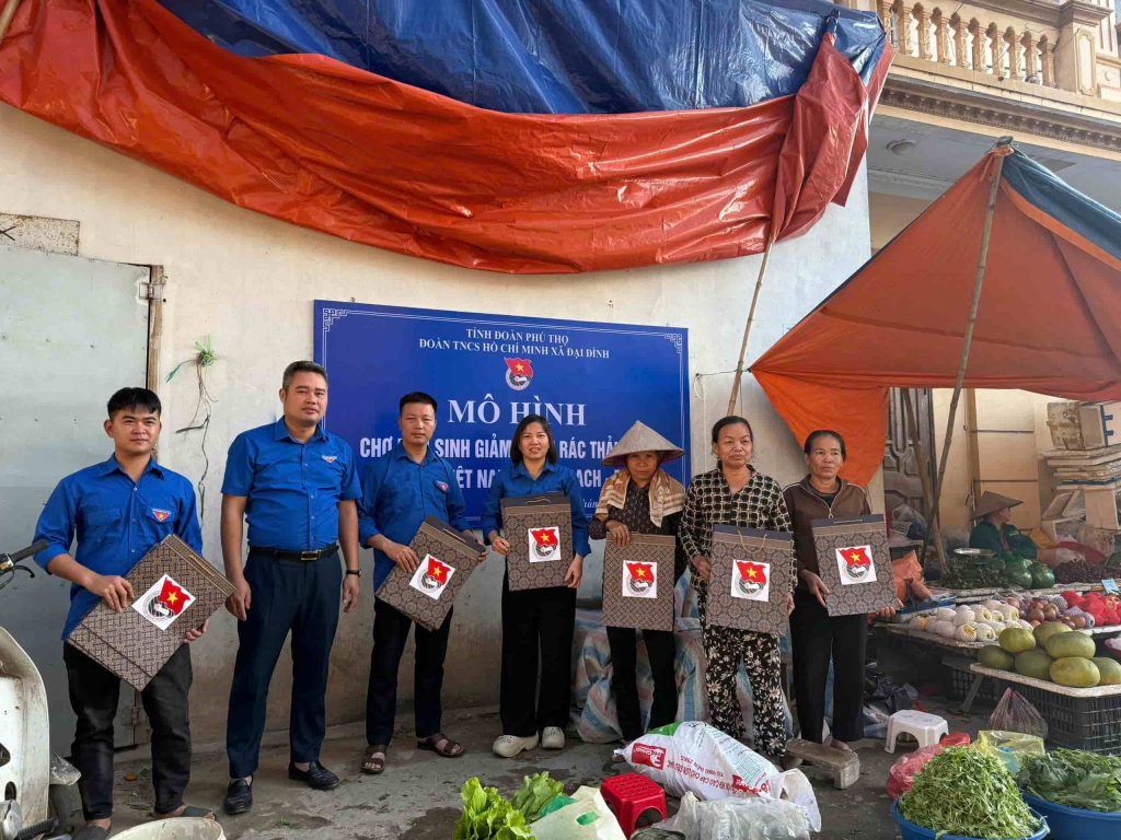 TỈNH ĐOÀN TRIỂN KHAI MÔ HÌNH “CHỢ DÂN SINH GIẢM THIỂU RÁC THẢI NHỰA- VÌ MỘT VIỆT NAM XANH-SẠCH-ĐẸP” TẠI XÃ ĐẠI ĐÌNH