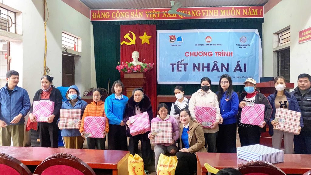 chương trình trao tặng quà cho người dân có hoàn cảnh khó khăn và thanh niên khuyết tật trên địa bàn xã Vĩnh Tường.