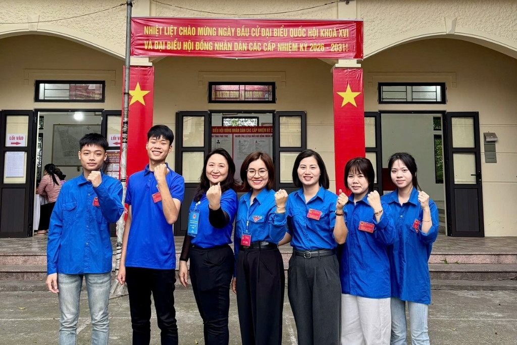 ĐỘI HÌNH TÌNH NGUYỆN HỖ TRỢ CÔNG TÁC BẦU CỬ CÓ MẶT TỪ RẤT SỚM HỖ TRỢ CỬ TRI